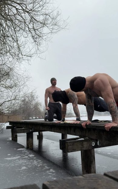 Bank-PushUp am Wasser